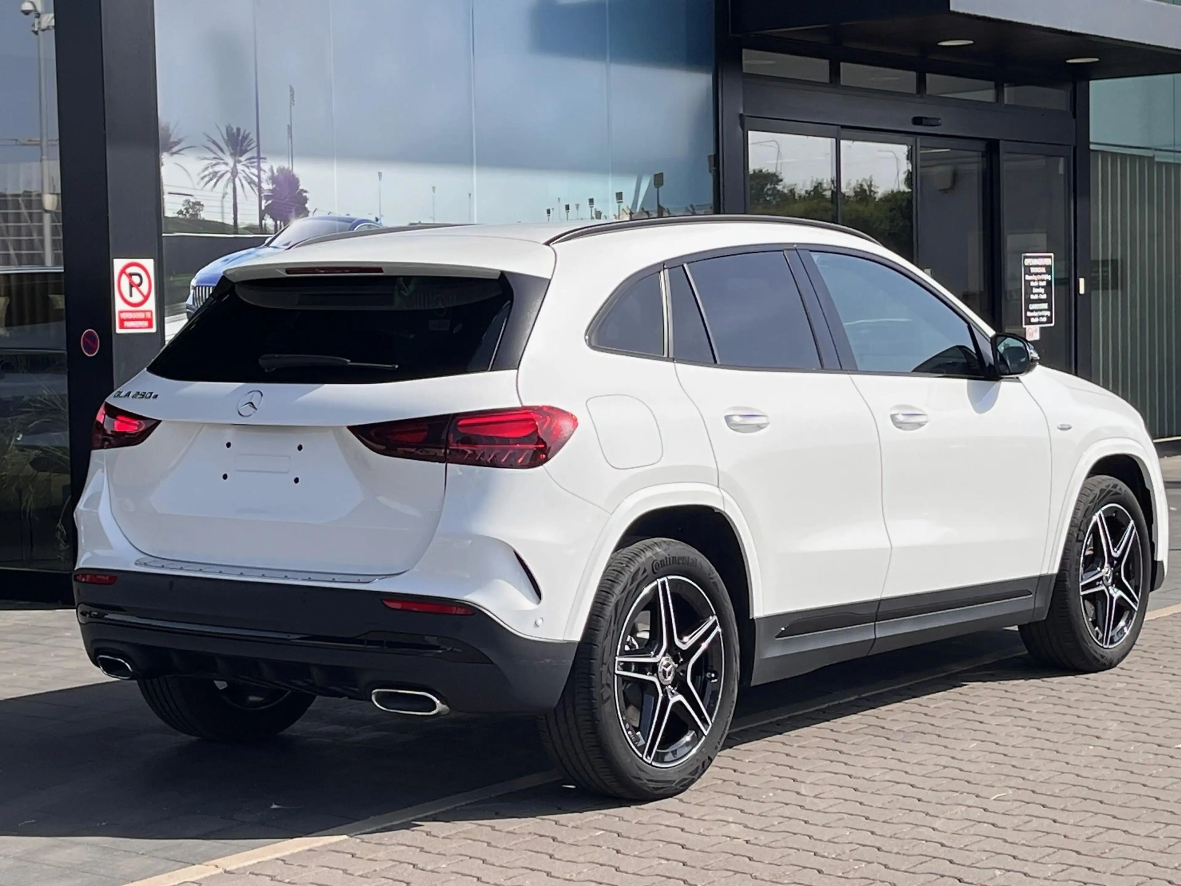 Mercedes-Benz GLA 250 e AMG Line — photo 5