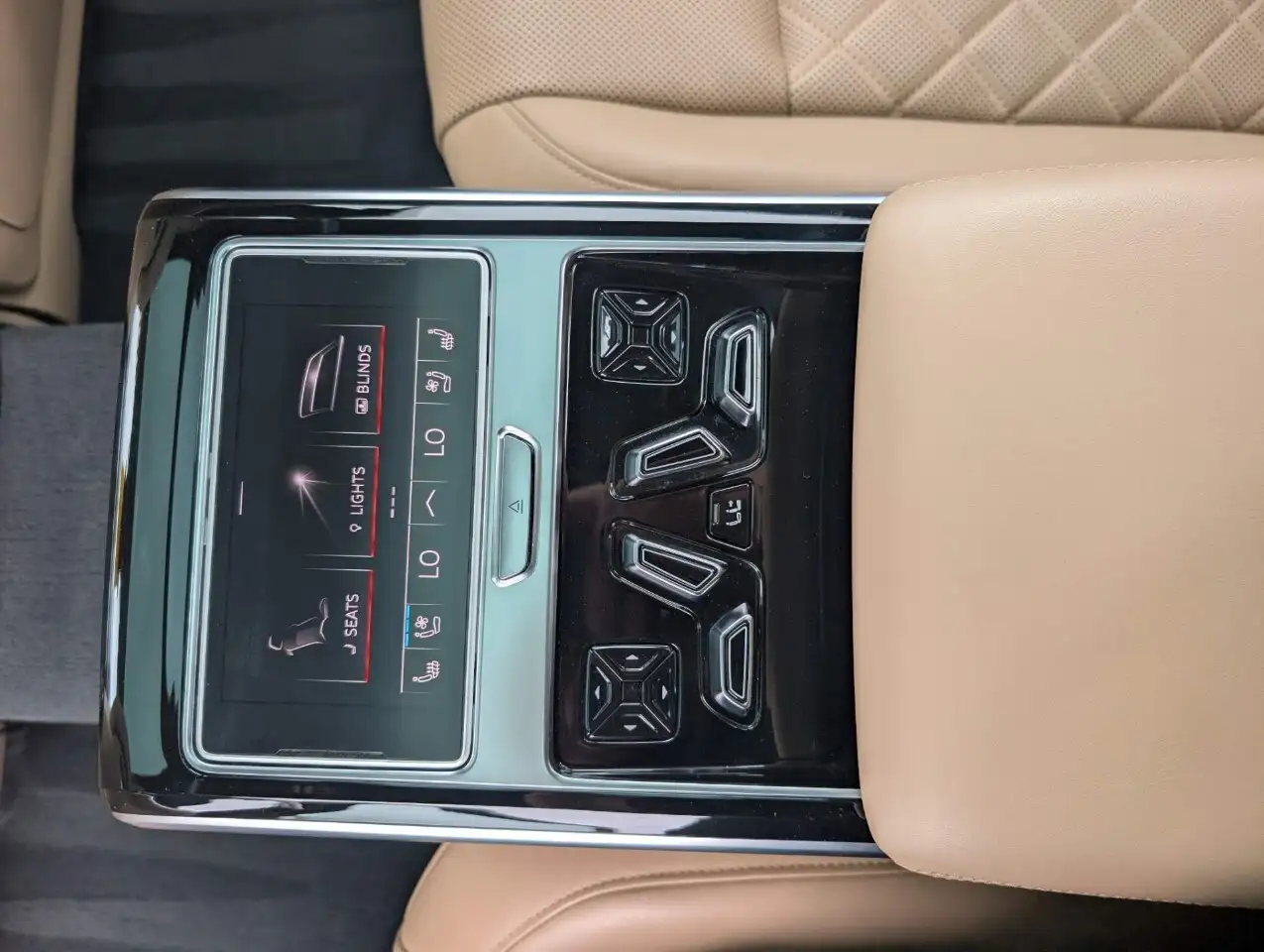 Audi A8 снимка Audi A8