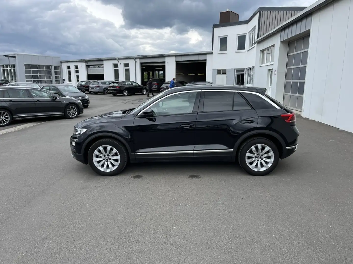 Volkswagen T-Roc 1.5 TSI Sport 144€ m. 20% Anzahlung STHZ DAB Nav Schwarz - 2