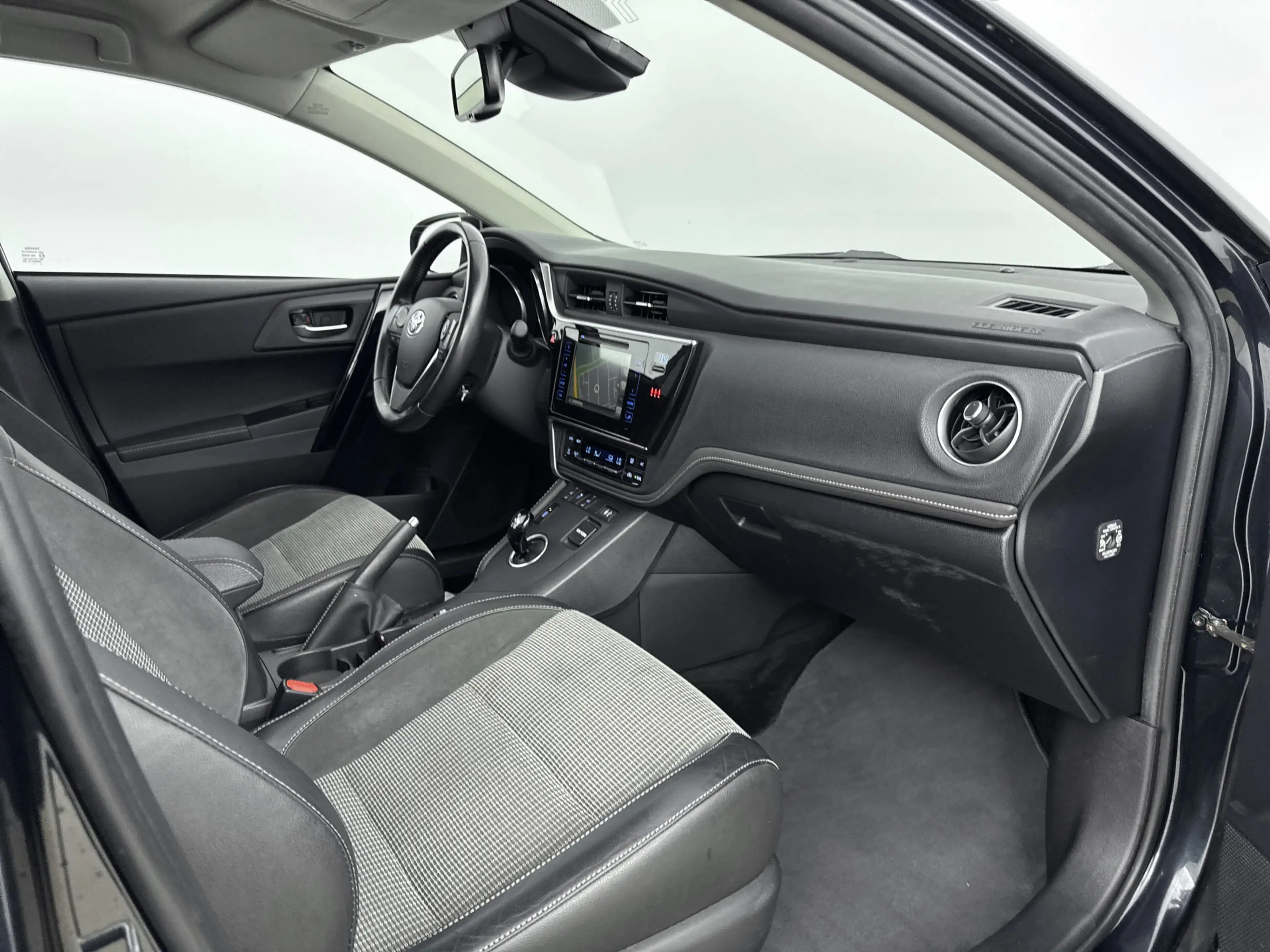 Toyota Auris 1.8 Hybrid Executive | Trekhaak | Navigatie | Park — photo 6