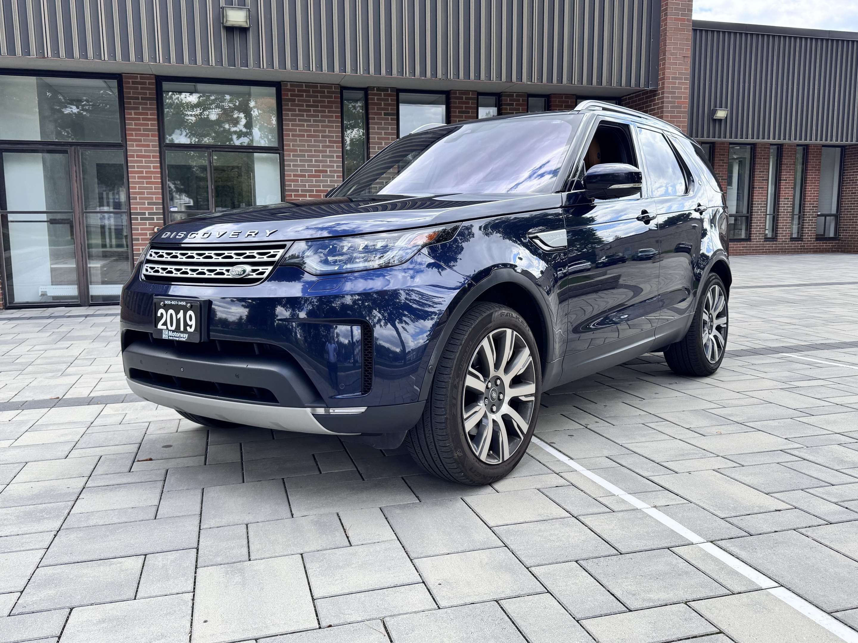 2019 Land Rover Discovery HSE 4WD/ 7 Passengers/ Full servcie history alt 5