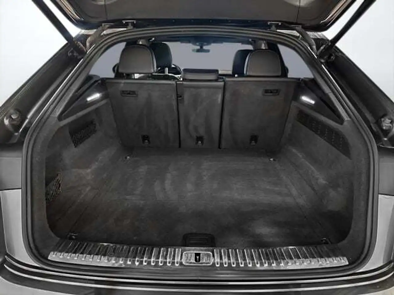 Audi Q8 снимка Audi Q8