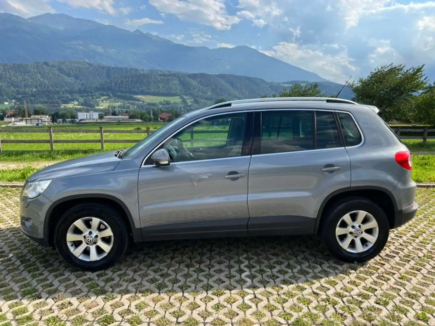 Volkswagen Tiguan Tiguan 2,0 TDI Sport Grau - 1
