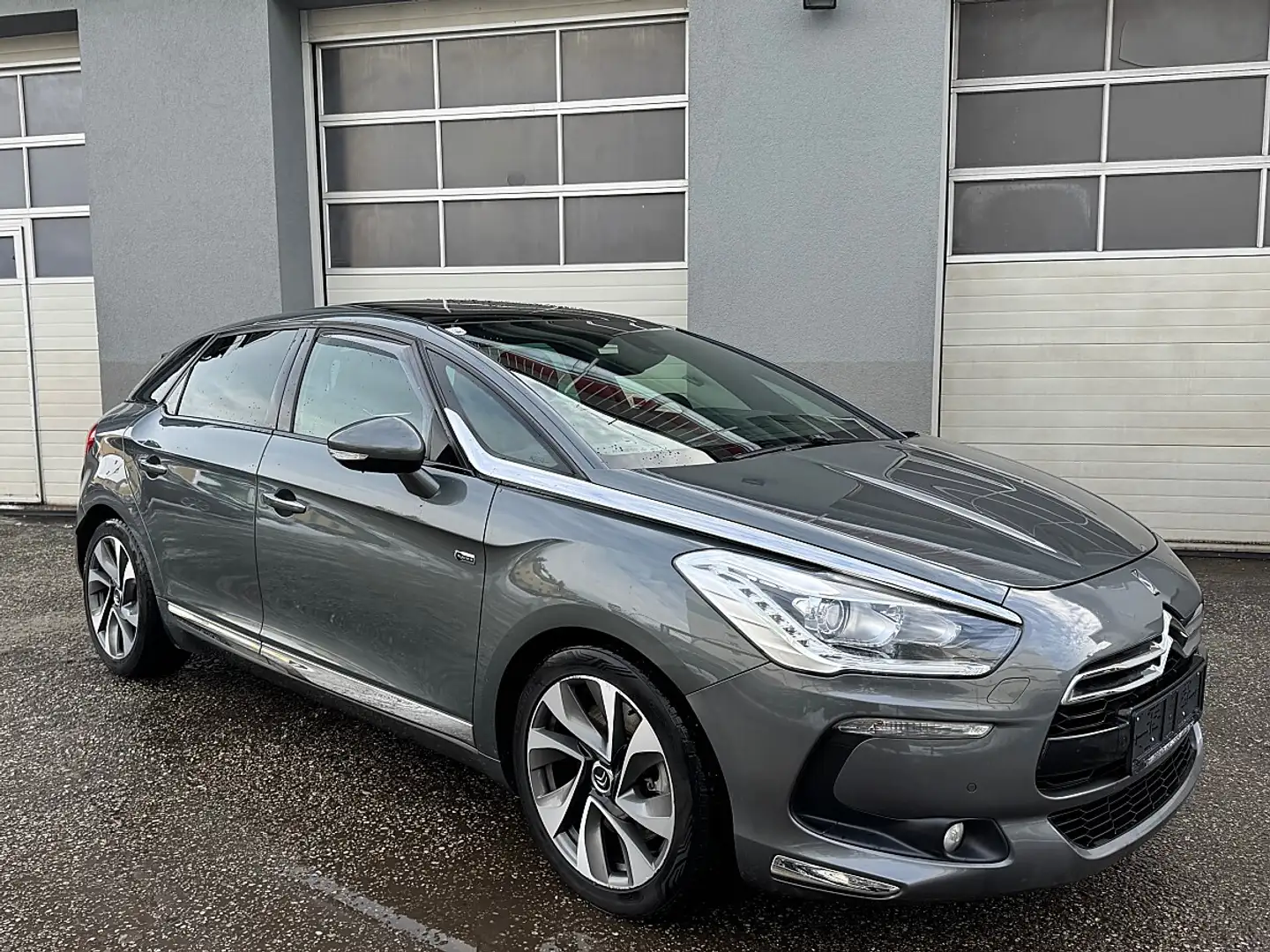 Citroen DS5 Hybrid4 *Allrad* Airdream Sport Chic Aut. Grau - 1