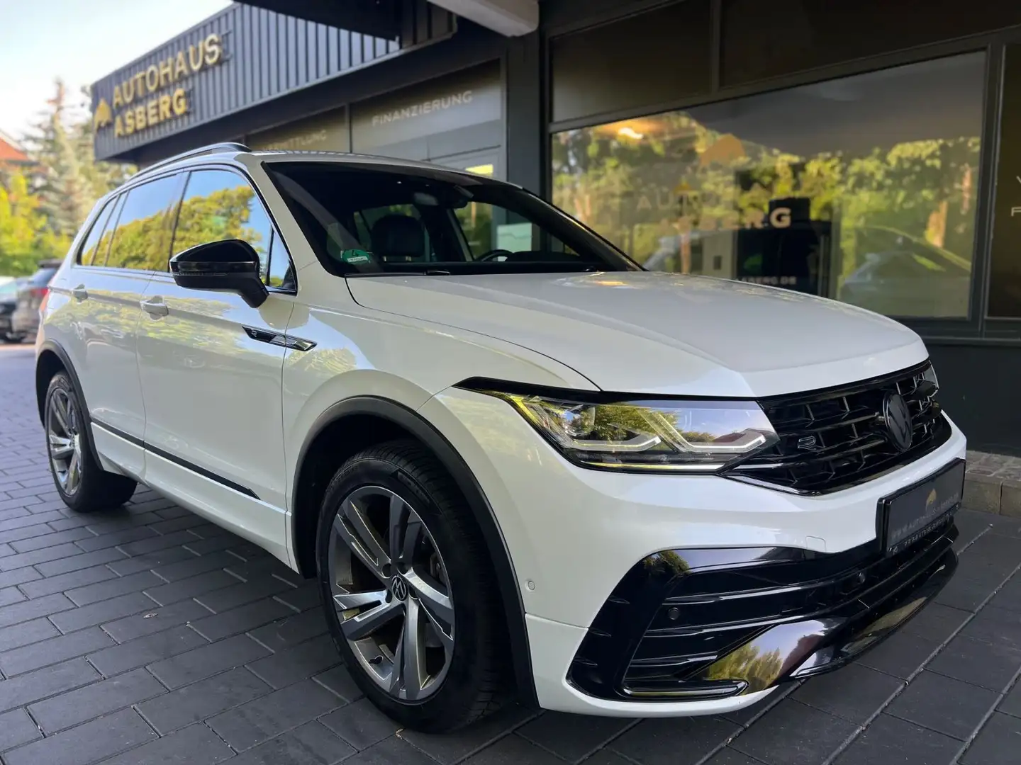 Volkswagen Tiguan 2.0 DSG R-LINE/360°/STHZ/VIRTUELL/AHK/MEM Wit - 1