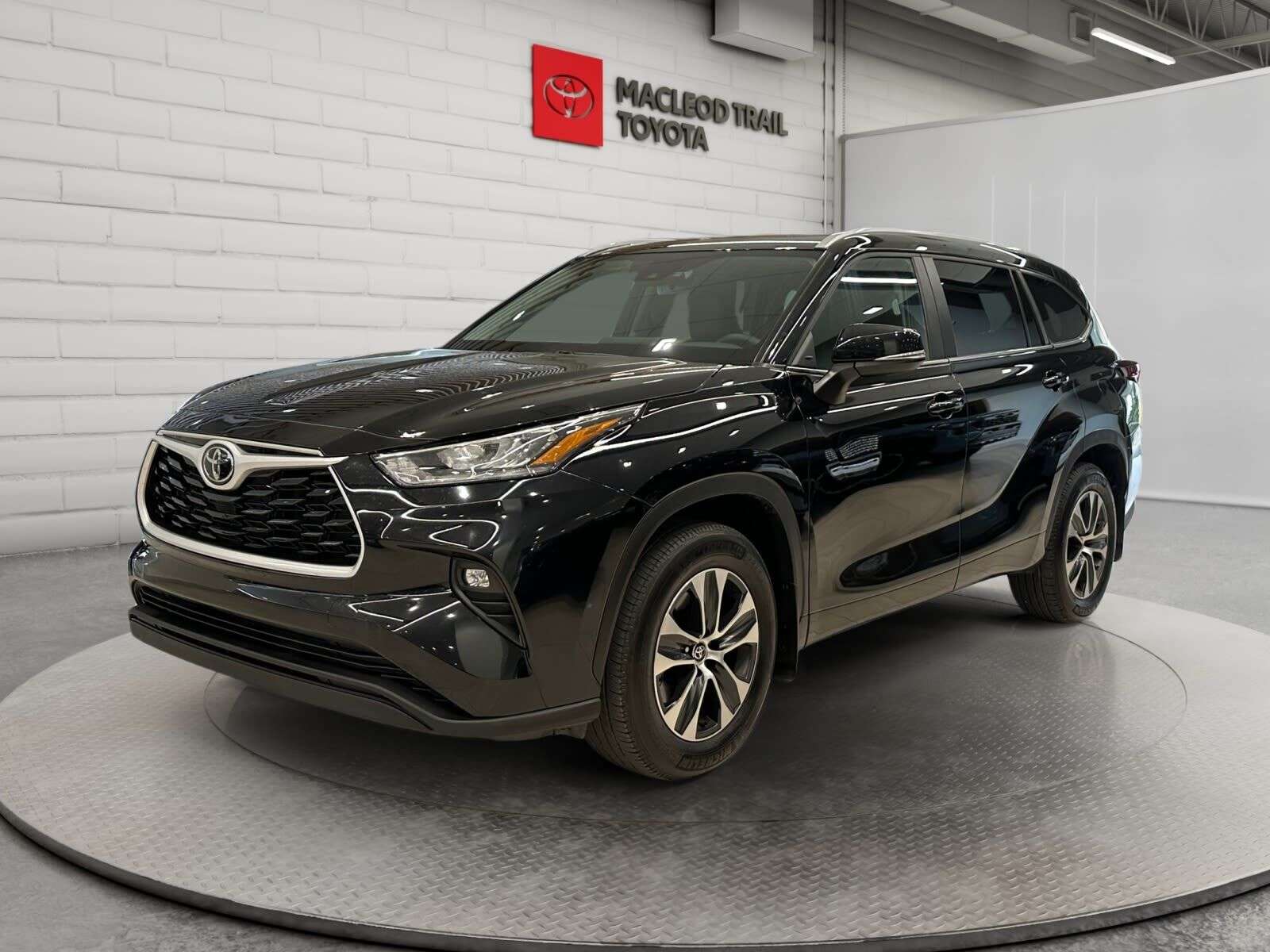 2026 Toyota Highlander XLE AWD | LOW KMs, No Accident | Sunroof, Back Up