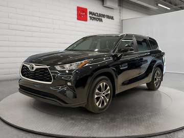 XLE AWD | LOW KMs, No Accident | Sunroof, Back Up Camera, Heated Steering Wheel