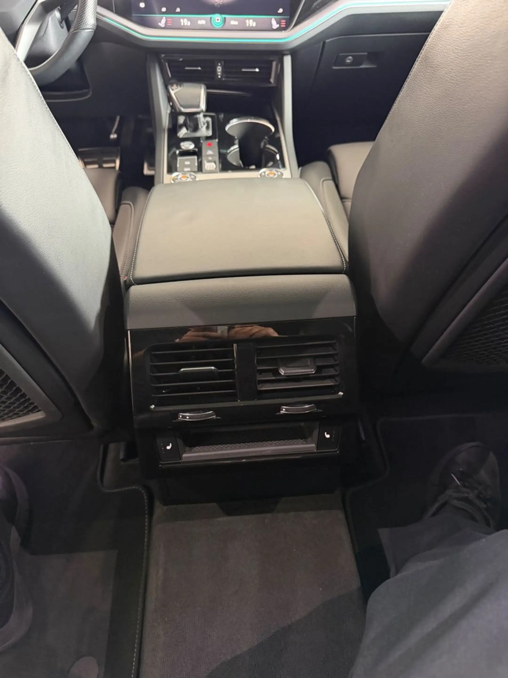 Volkswagen Touareg R-Line 4Motion Vollausstattung — photo 15