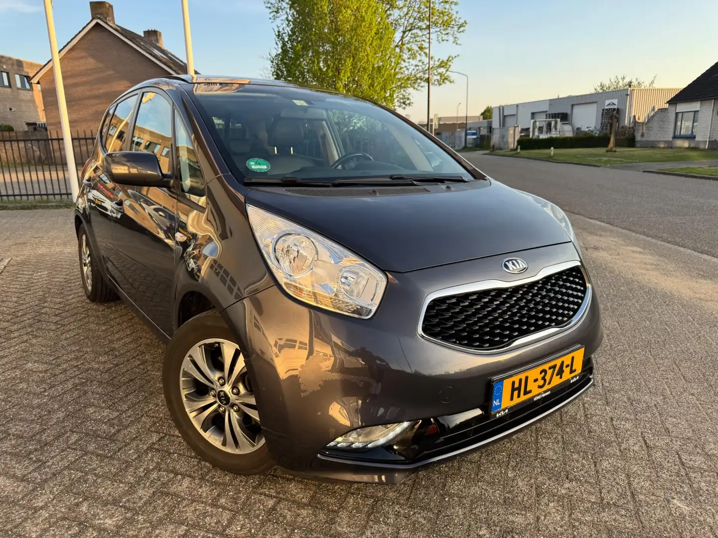 Kia Venga 1.4 CVVT DynamicPLusLine Panorama,Camera,Trekhaak Grijs - 2