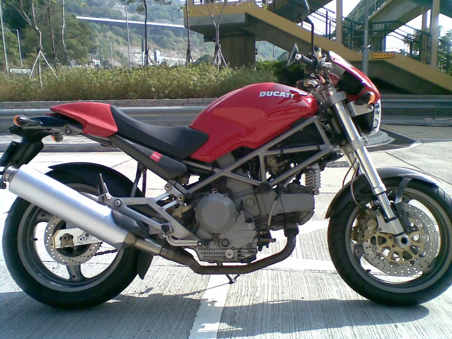 Ducati Monster 900 Carbonio Rood - 1