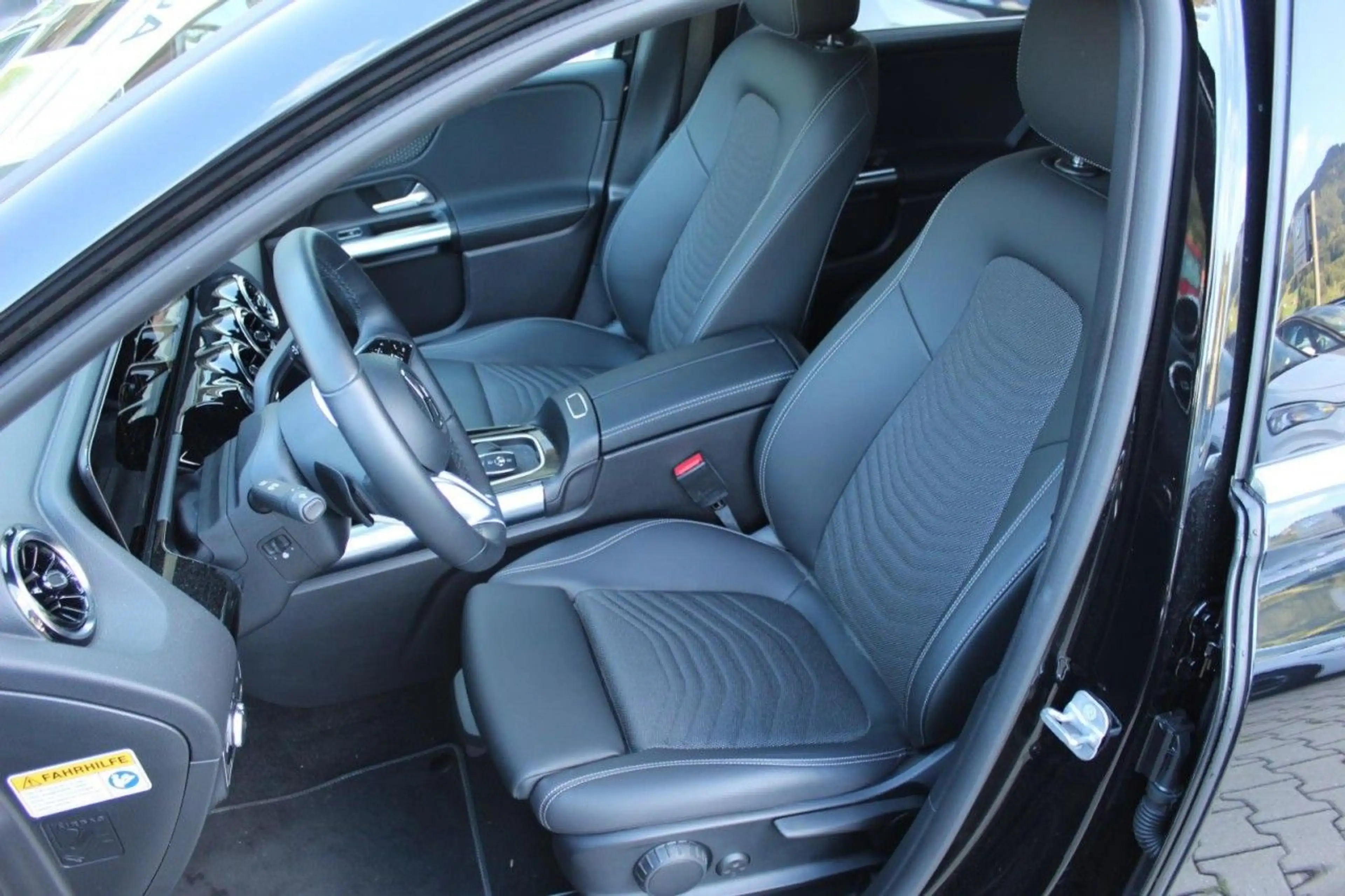 Mercedes-Benz B 220 4Matic Advanced Kamera 360 Navi SHZ LED Klima — photo 11