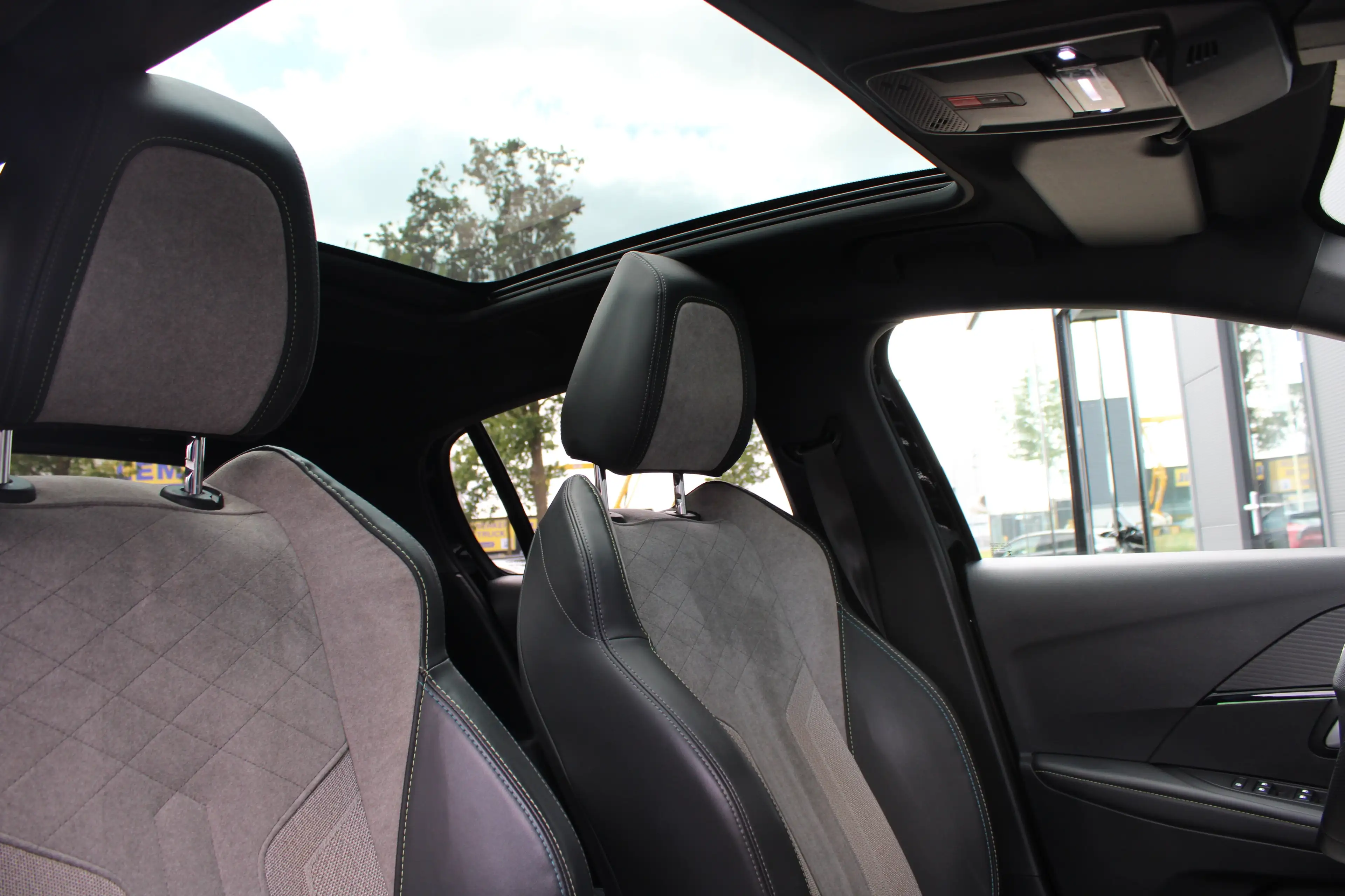 Peugeot 208 1.2 PureTech GT Pack | Navigatie | Camera | Panora — photo 4