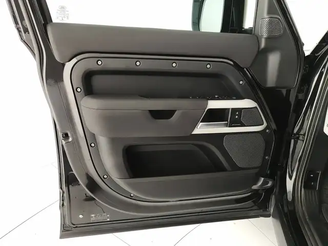 Land Rover Defender view 12