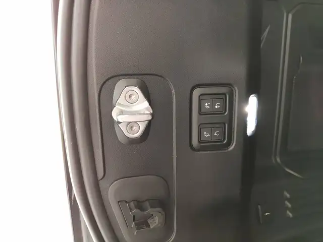 Land Rover Defender view 11