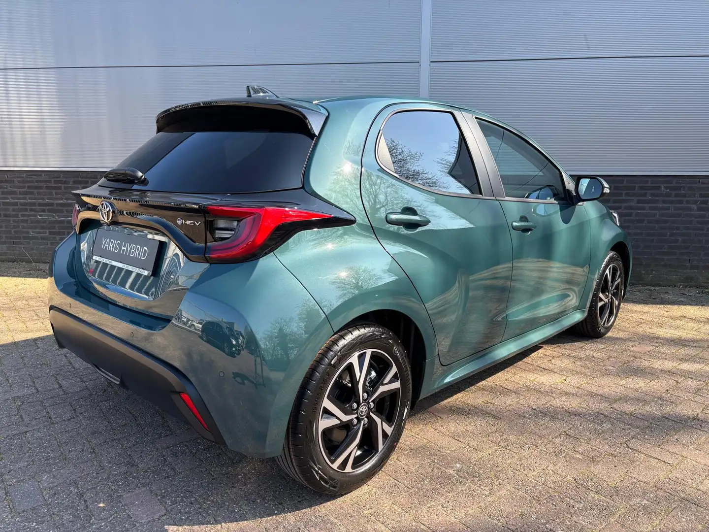 Toyota Yaris 1.5 Hybrid 115 Dynamic, Comfort Pack, Nieuw op Voo Groen - 2