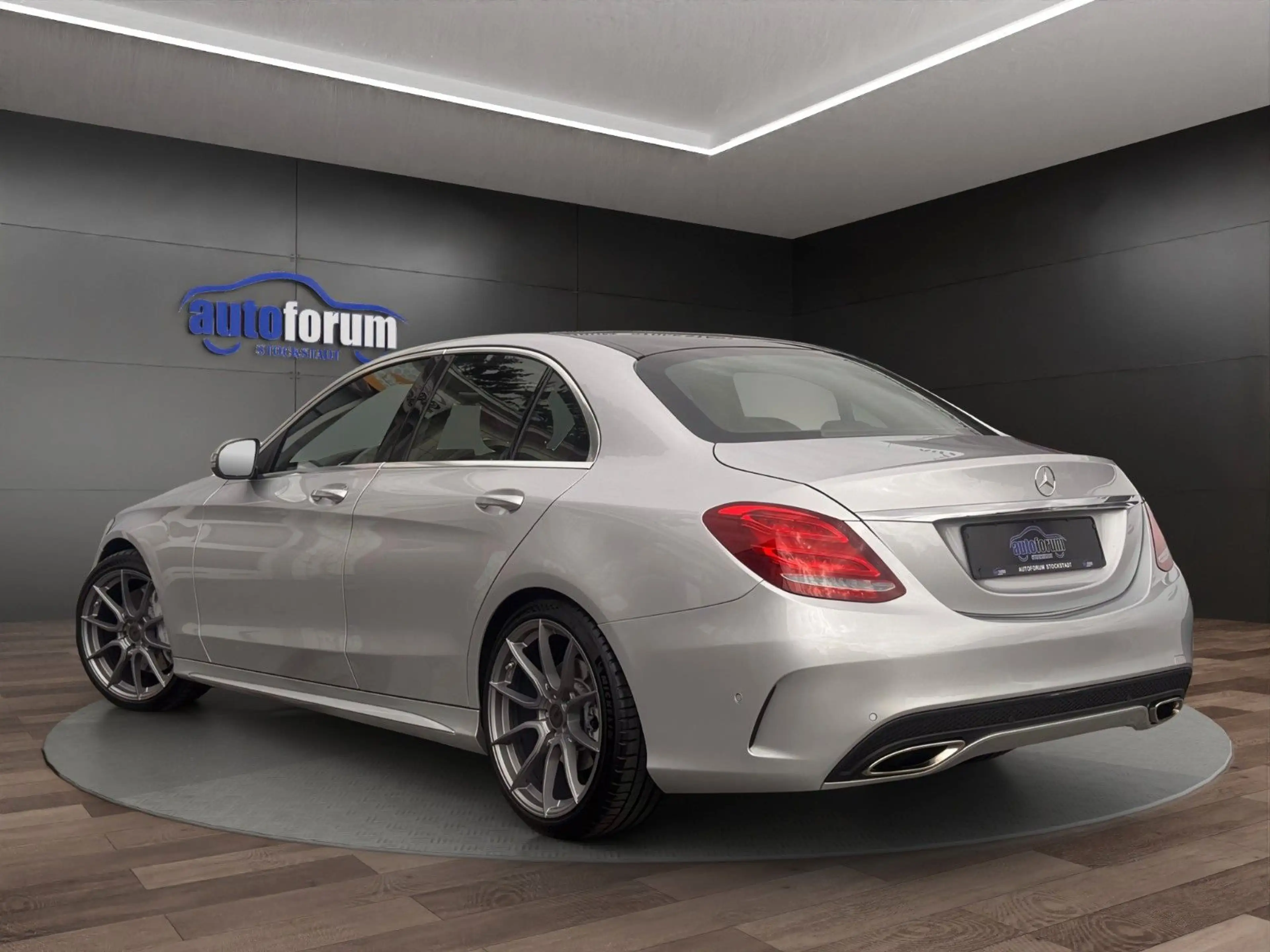 Mercedes-Benz C 400 4Matic AMG AHK°PANO°KAMERA°LED°AMBIENTE — photo 4