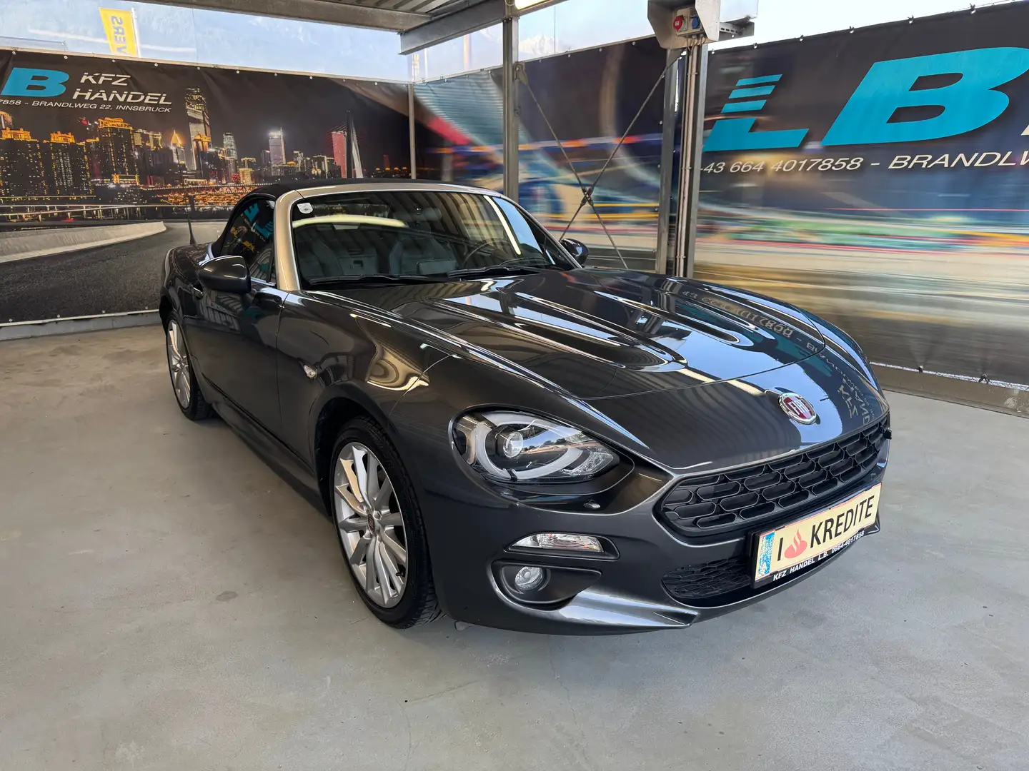 Fiat 124 Spider Lusso 1,4 Turbo Multi Air Grau - 2