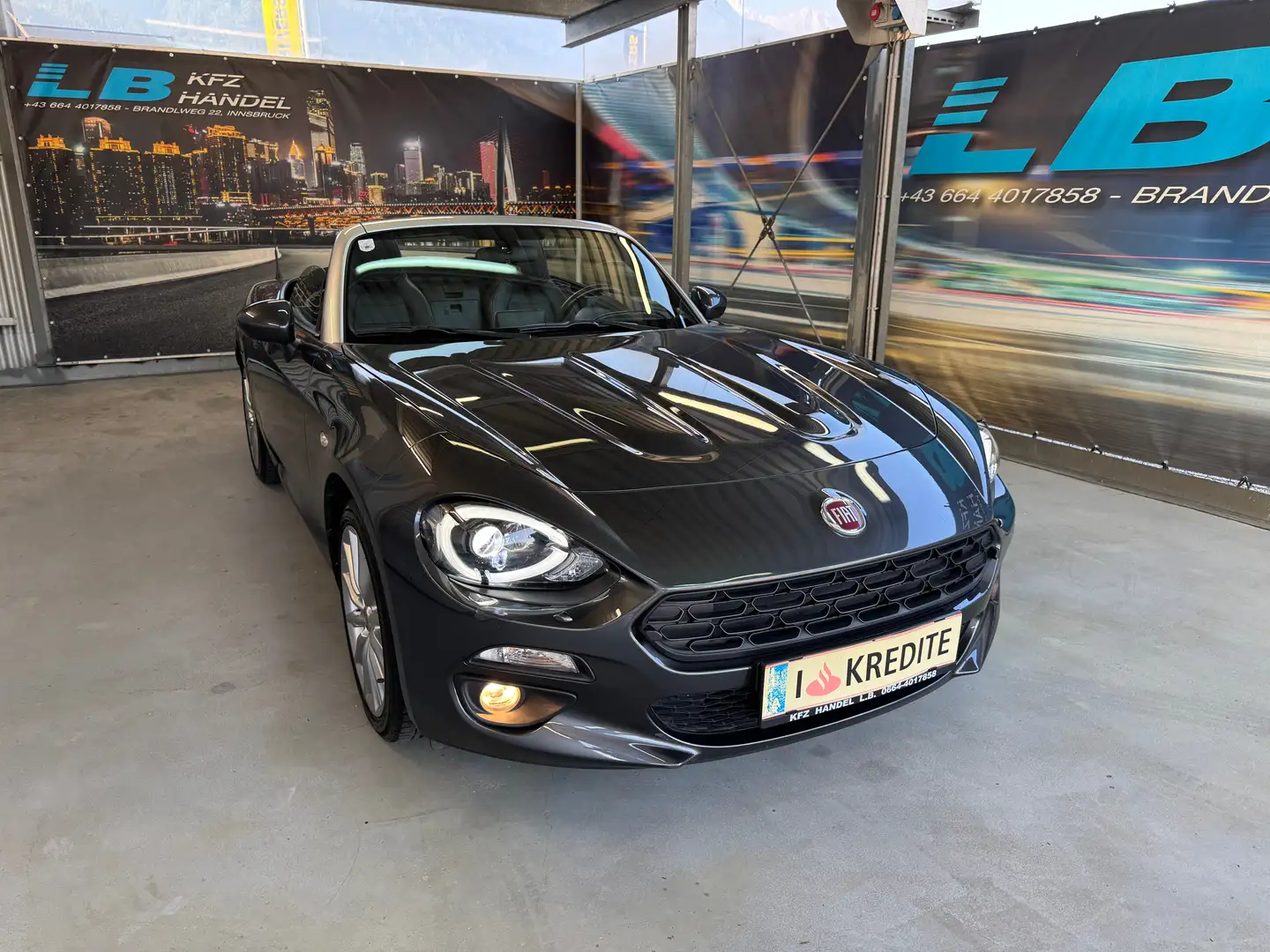 Fiat 124 Spider Lusso 1,4 Turbo Multi Air Grau - 1