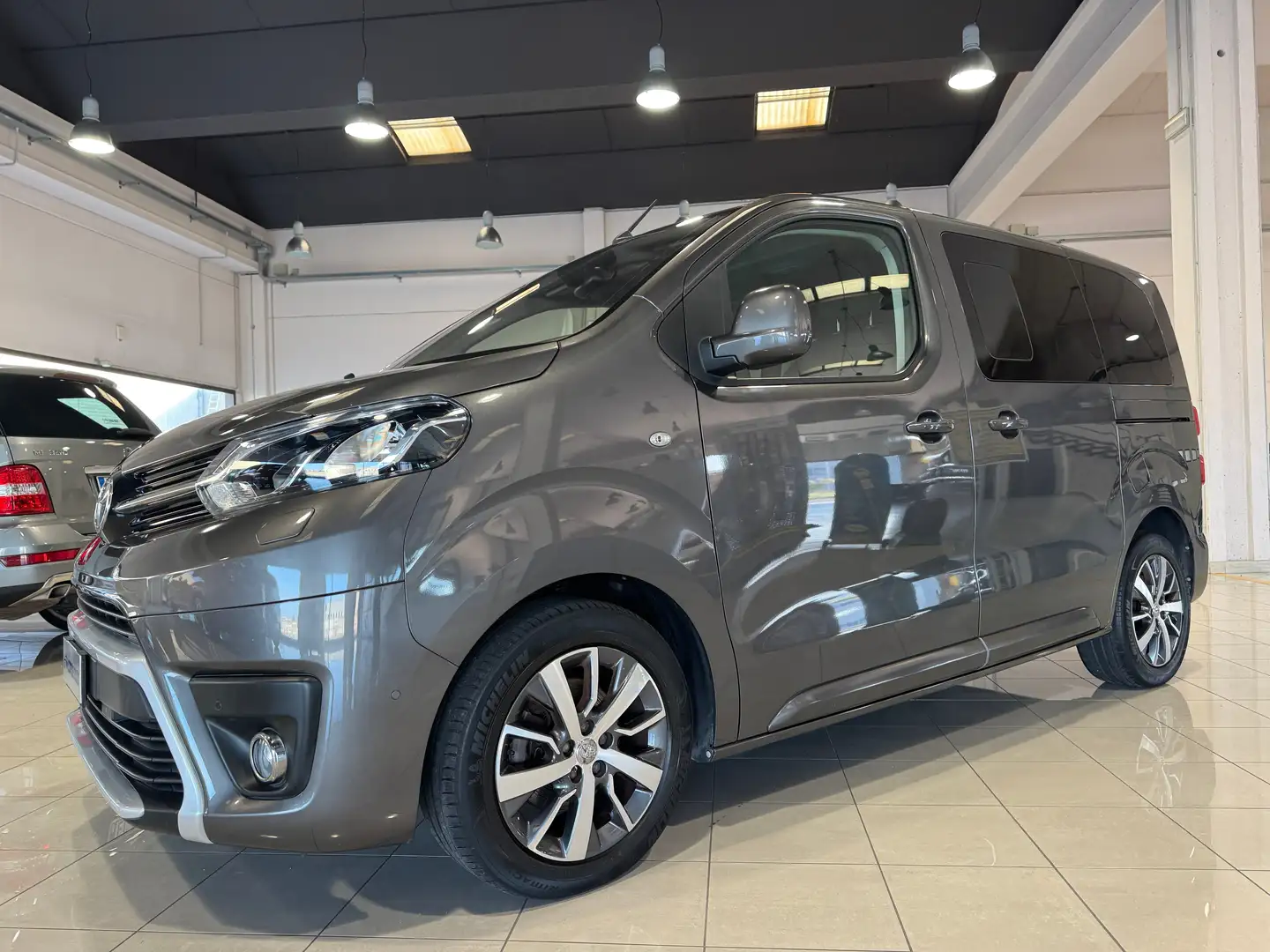 Toyota Proace Verso 8 POSTI 1.5D D 120CV Lounge 8 POSTI NAVI Grigio - 1