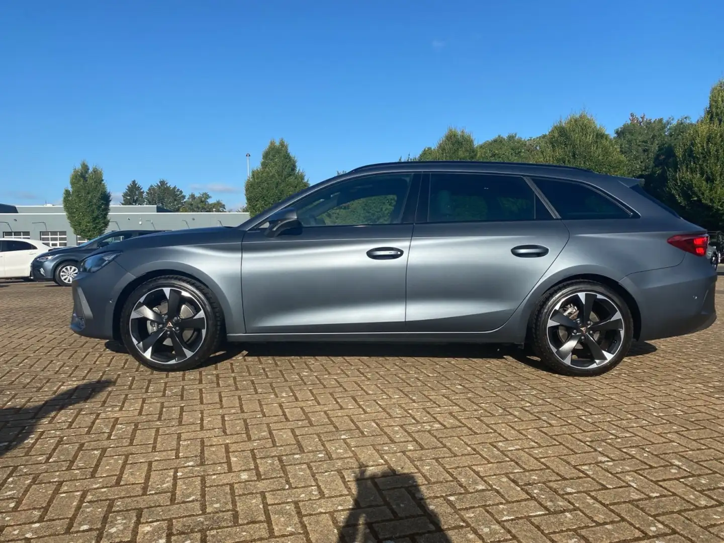 CUPRA Leon 1.5 eTSI DSG 1.5 eTSI *Pano*Kessy*Car-Play* Klima Gris - 2