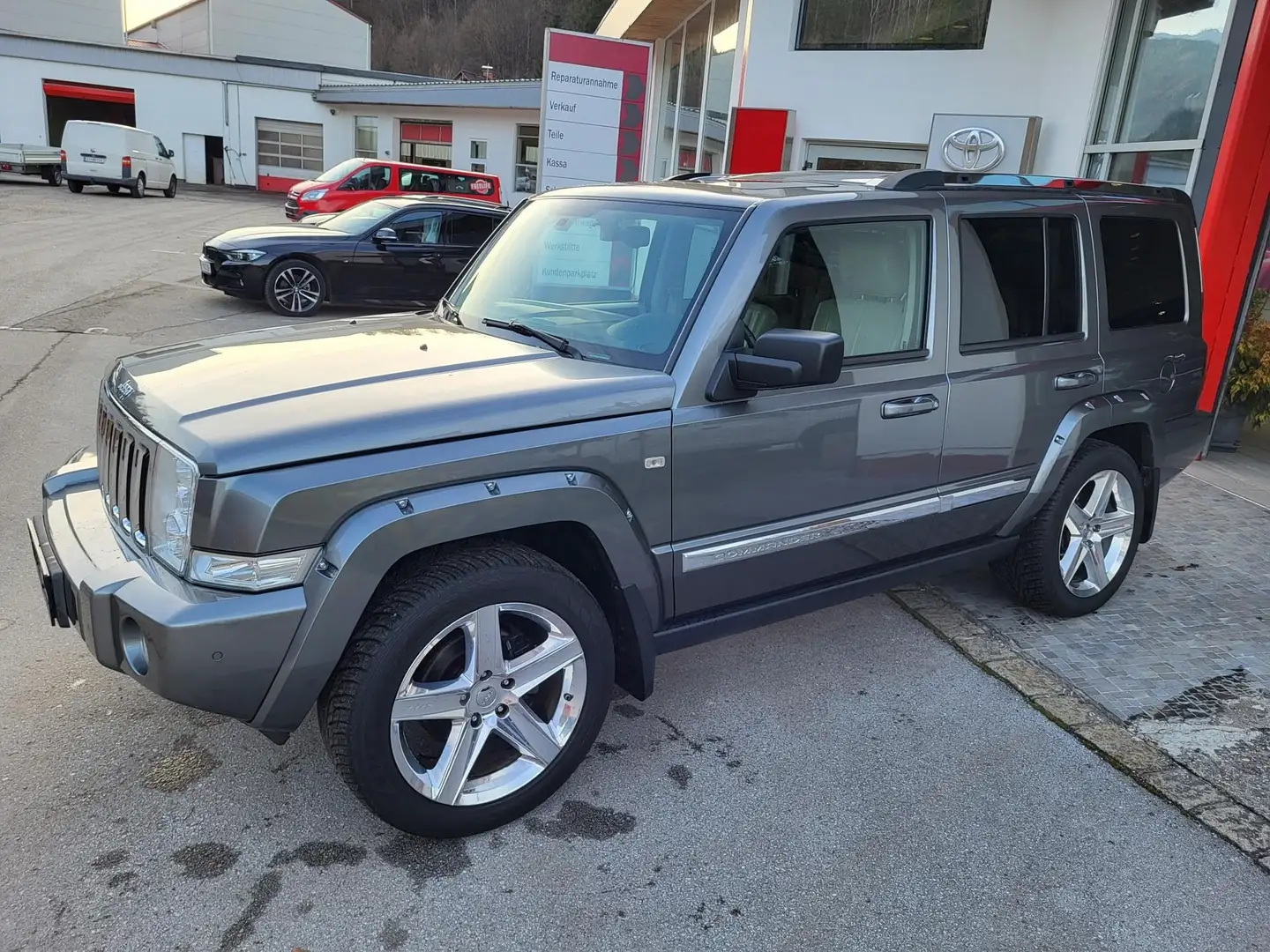 Jeep Commander 3.0 V6 CRD Limited siva - 2