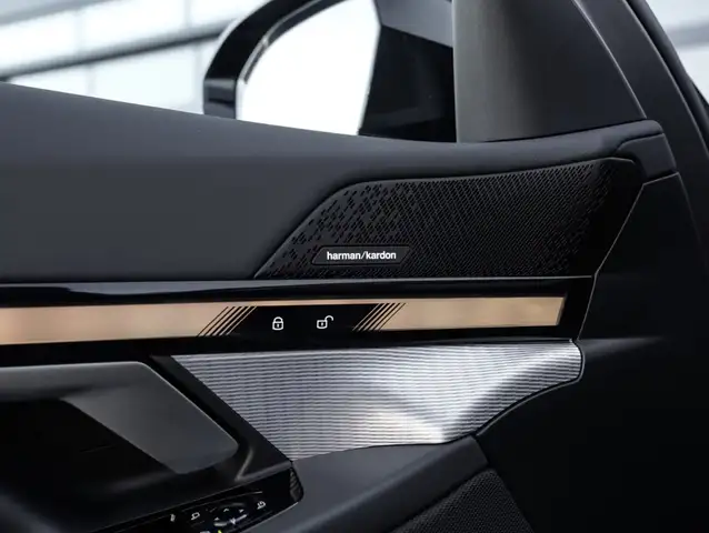 BMW 5 Series view 7