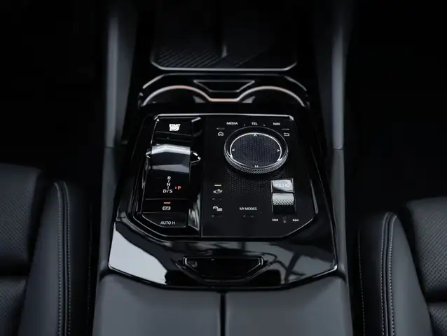 BMW 5 Series view 8