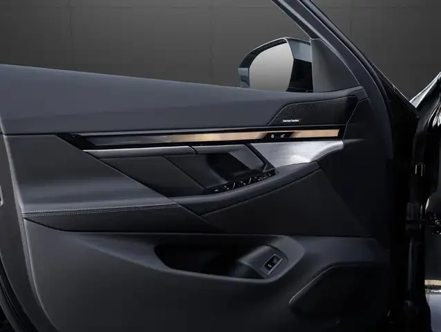BMW 5 Series view 10