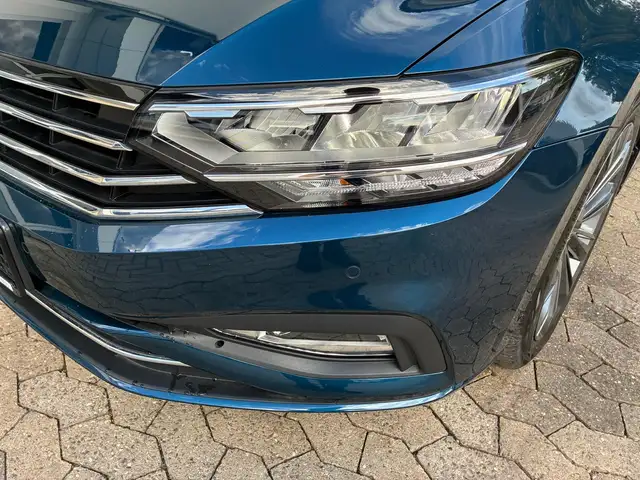 Volkswagen Passat view 3