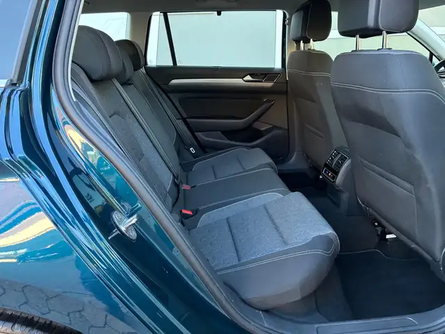 Volkswagen Passat view 28