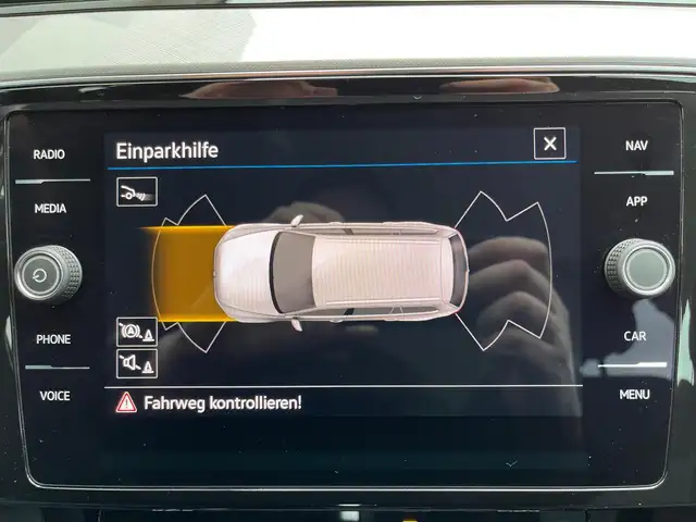 Volkswagen Passat view 11