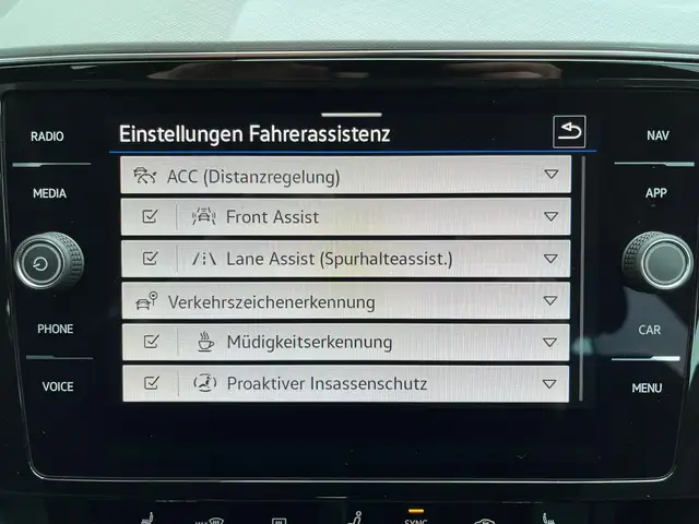 Volkswagen Passat view 16