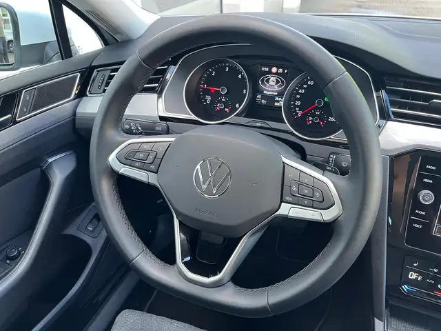 Volkswagen Passat view 24