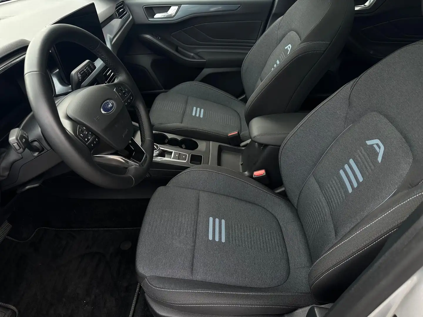 Ford Focus Lim. Active X LED ACC PANO KAMERA AHK Silber - 2