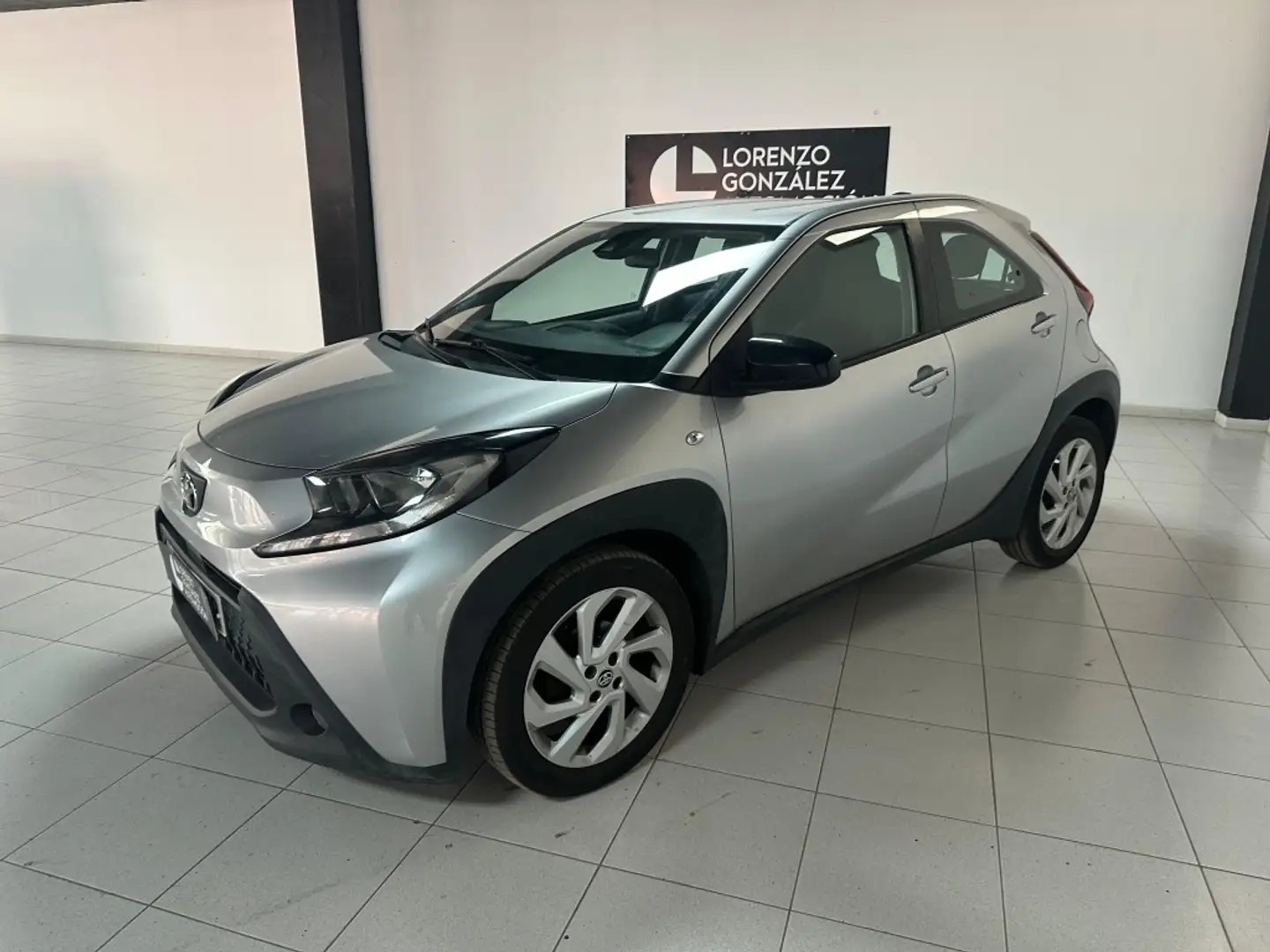 Toyota Aygo X Chic s-CVT Grijs - 1