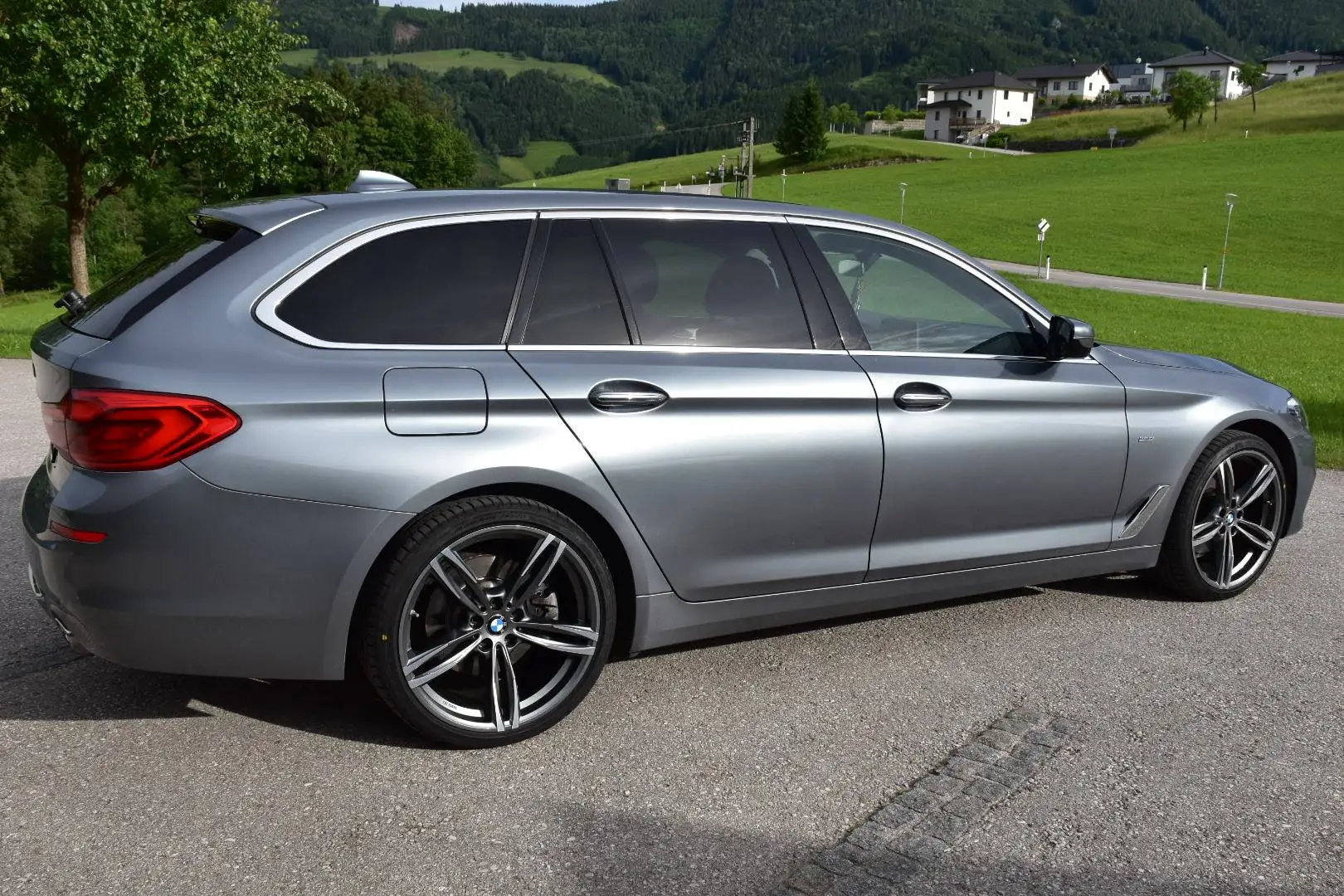 BMW 520 520d xDrive Touring Aut. Grau - 2