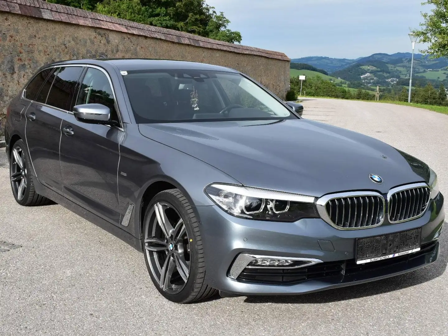 BMW 520 520d xDrive Touring Aut. Grau - 1