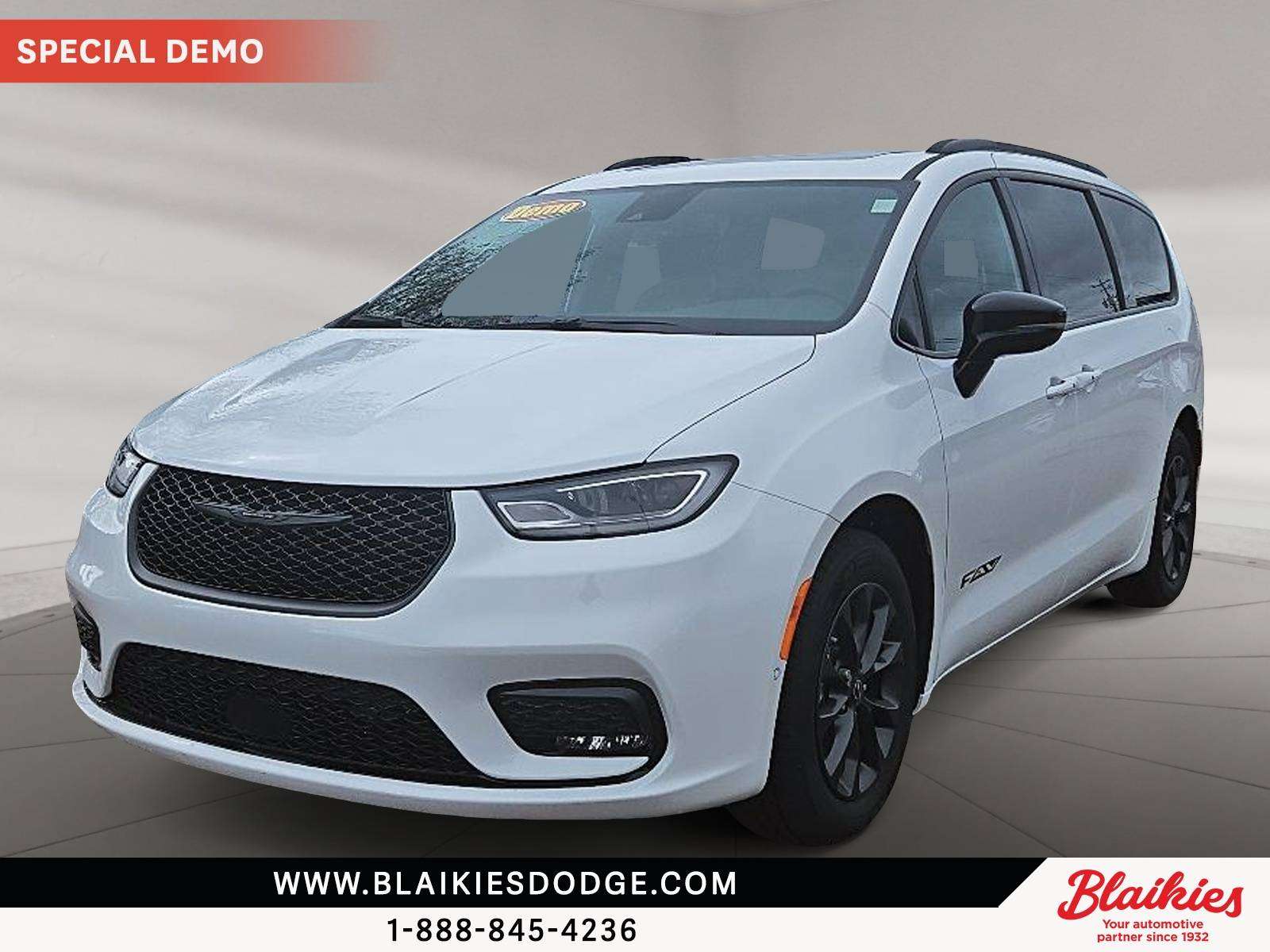 White 2025 Chrysler Pacifica Minivan Front-Wheel Drive 9-Speed Automatic