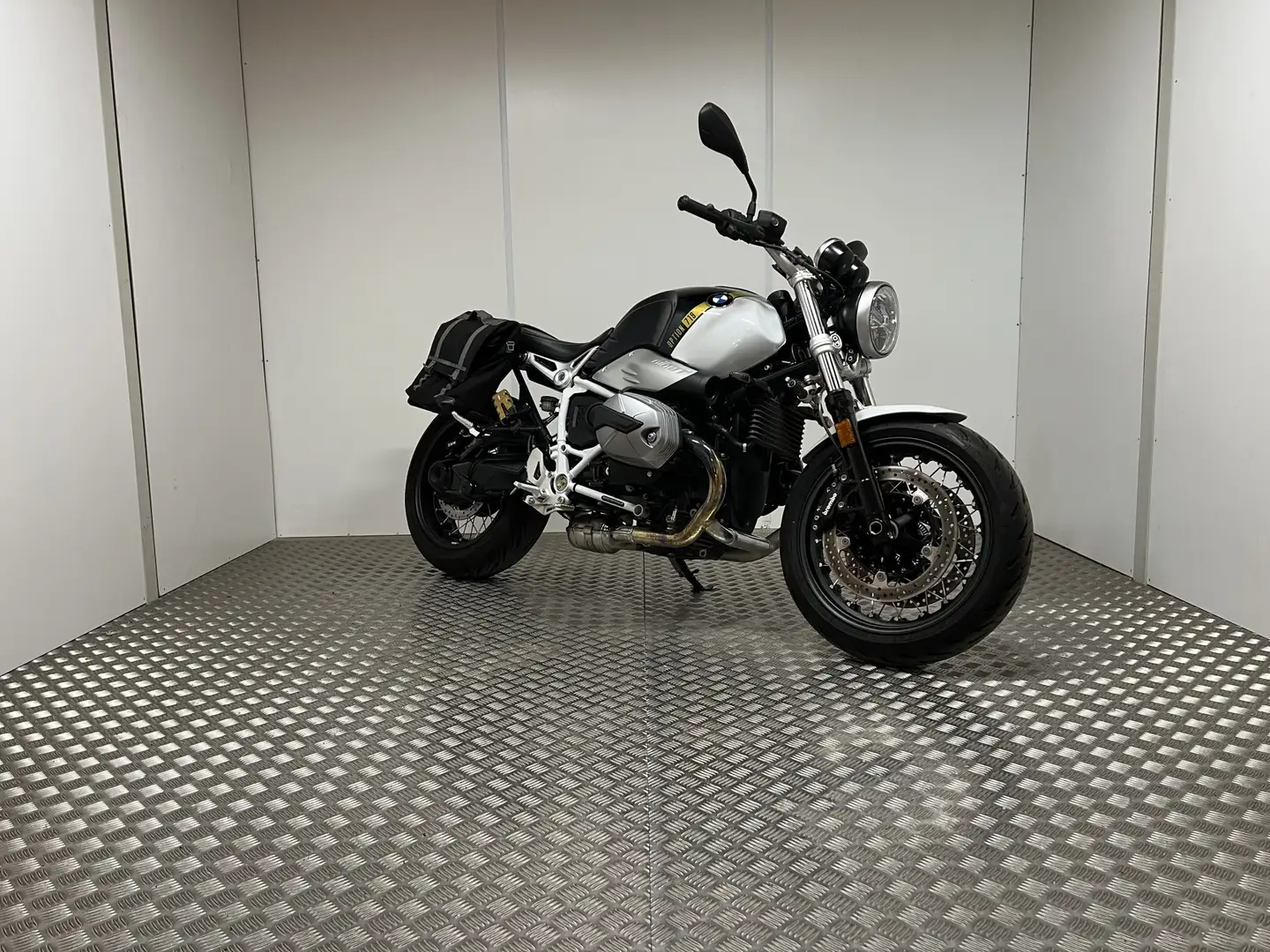 BMW R nineT Pure Pollux/Light white 719 Option, Akrapovic Groen - 2