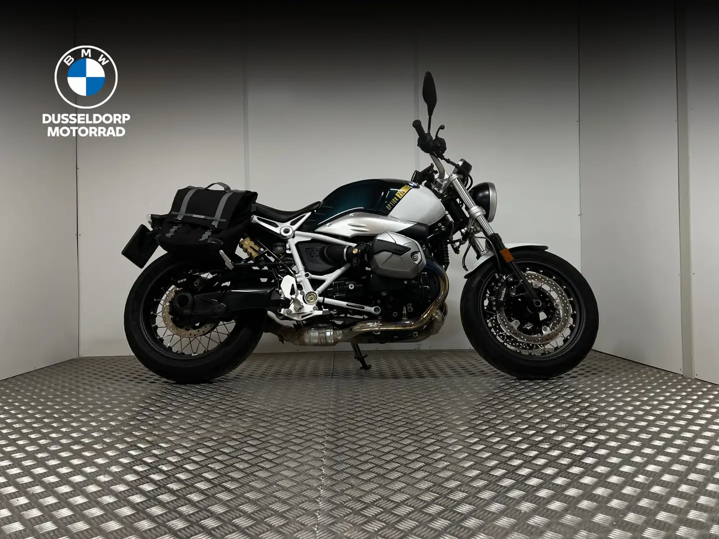 BMW R nineT Pure Pollux/Light white 719 Option, Akrapovic Groen - 1