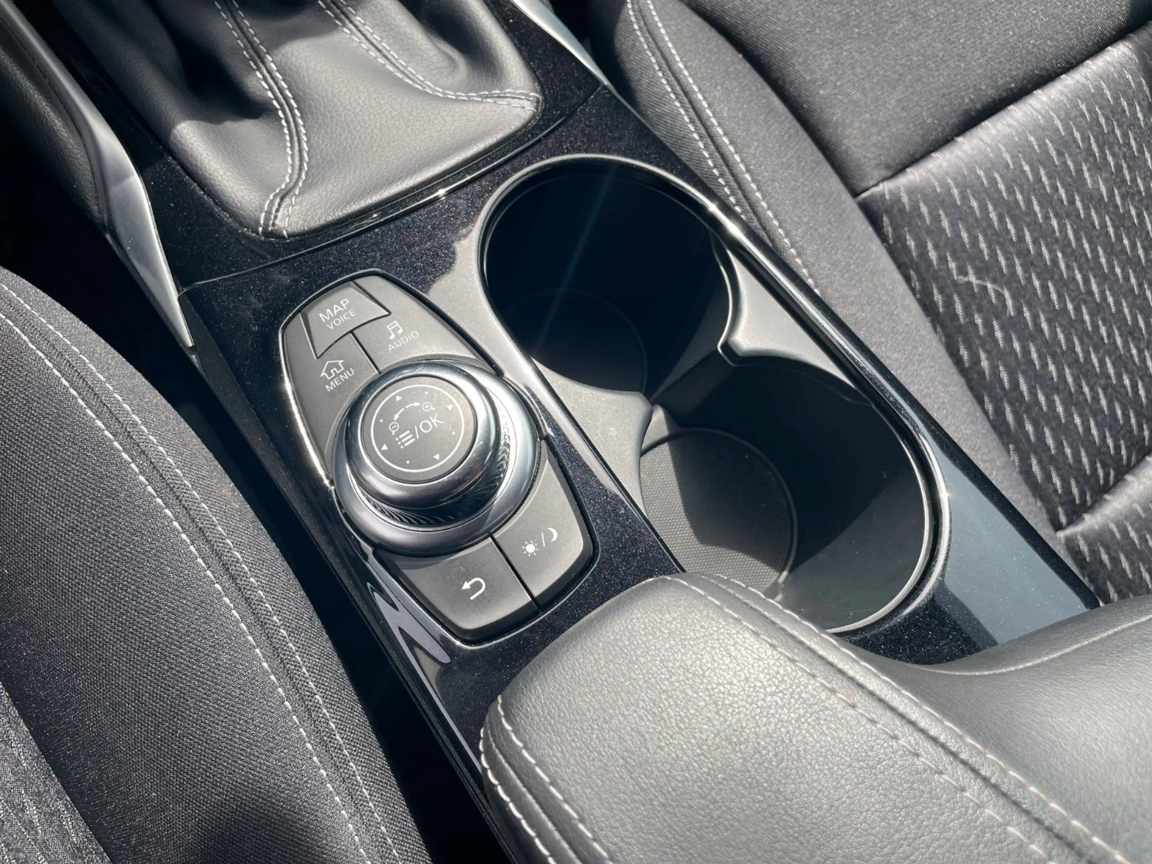 Infiniti Q30 PREMIUM 122 PS ( * SITZHEIZUNG * NAVI * ) — photo 6