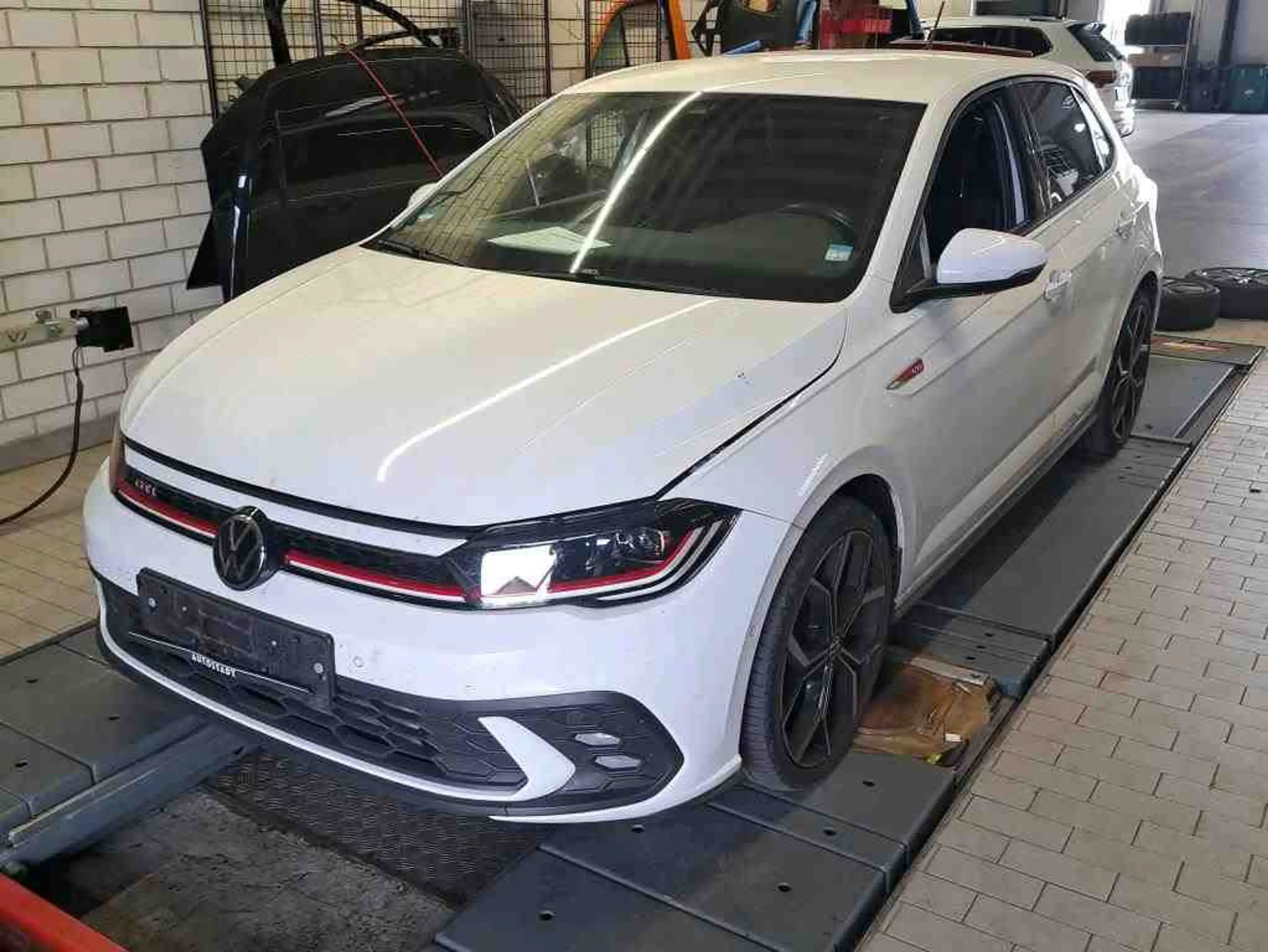 Volkswagen Polo 2.0 TSI DSG GTI*IQ.LIGHT*KAMERA*PDC*SHZ*NAV — photo 2