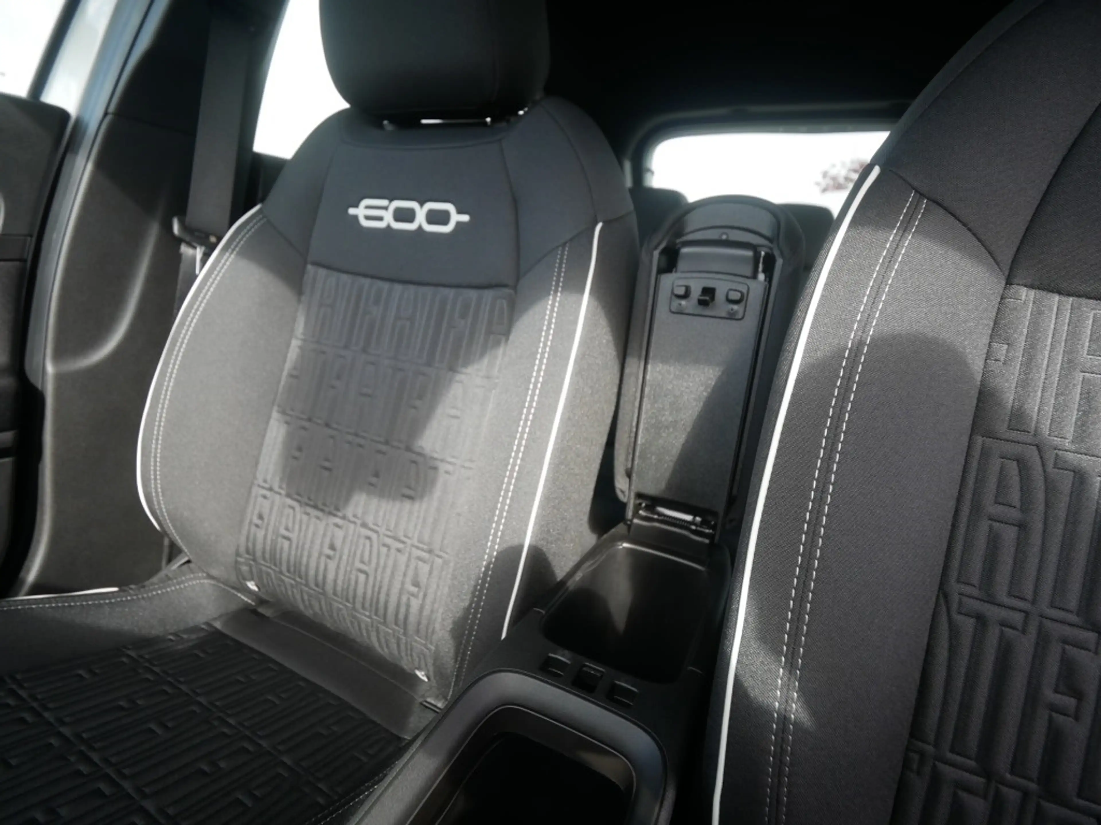 Fiat 600 STREET 1.2 TURBO 100 PS MT6 APPLE CARPLAY SHZ — photo 10