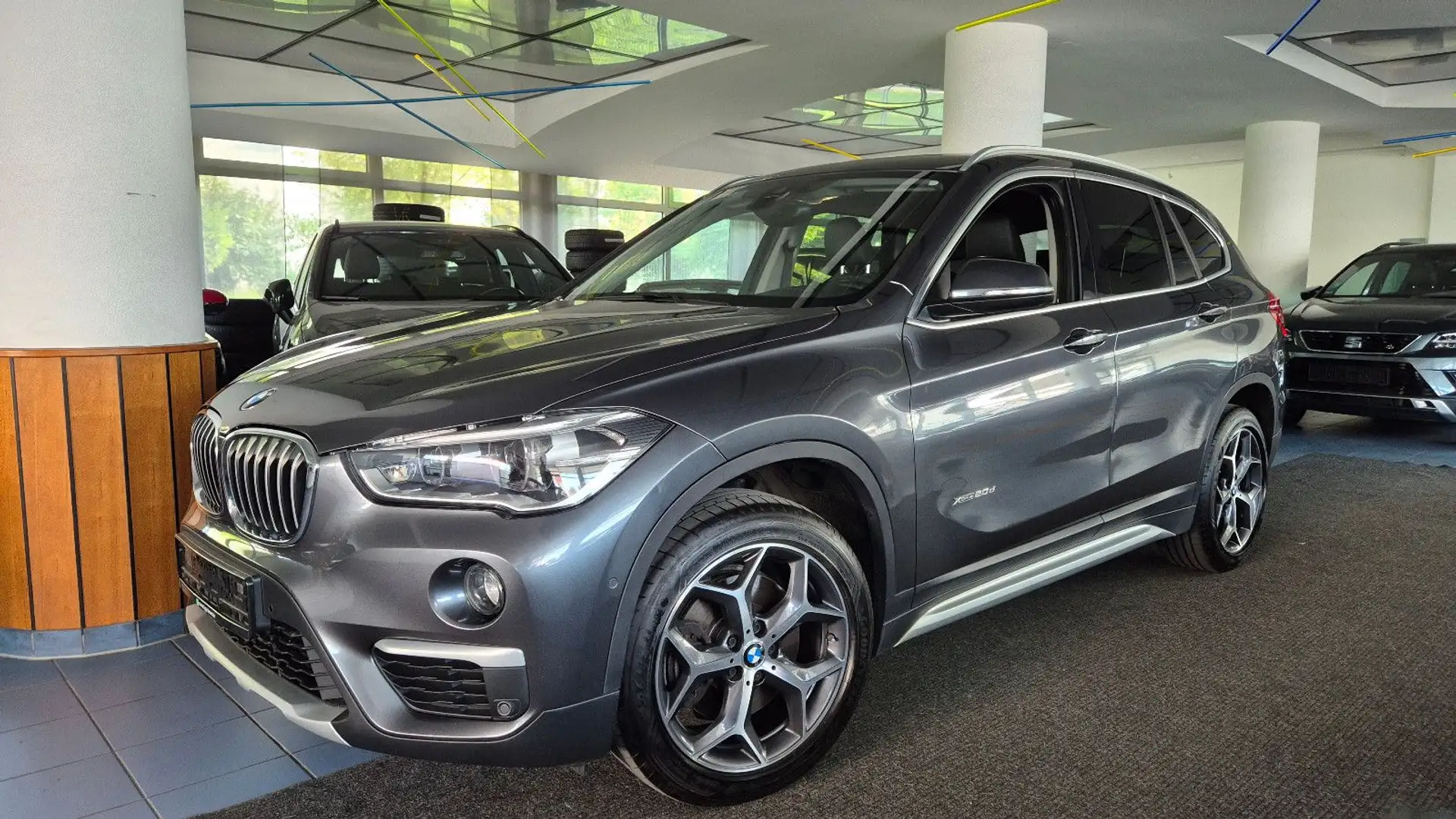 BMW X1 xDrive 20d xLine/18"/AHK/LED/Navi/PDC/SHZ/Temp Grau - 1