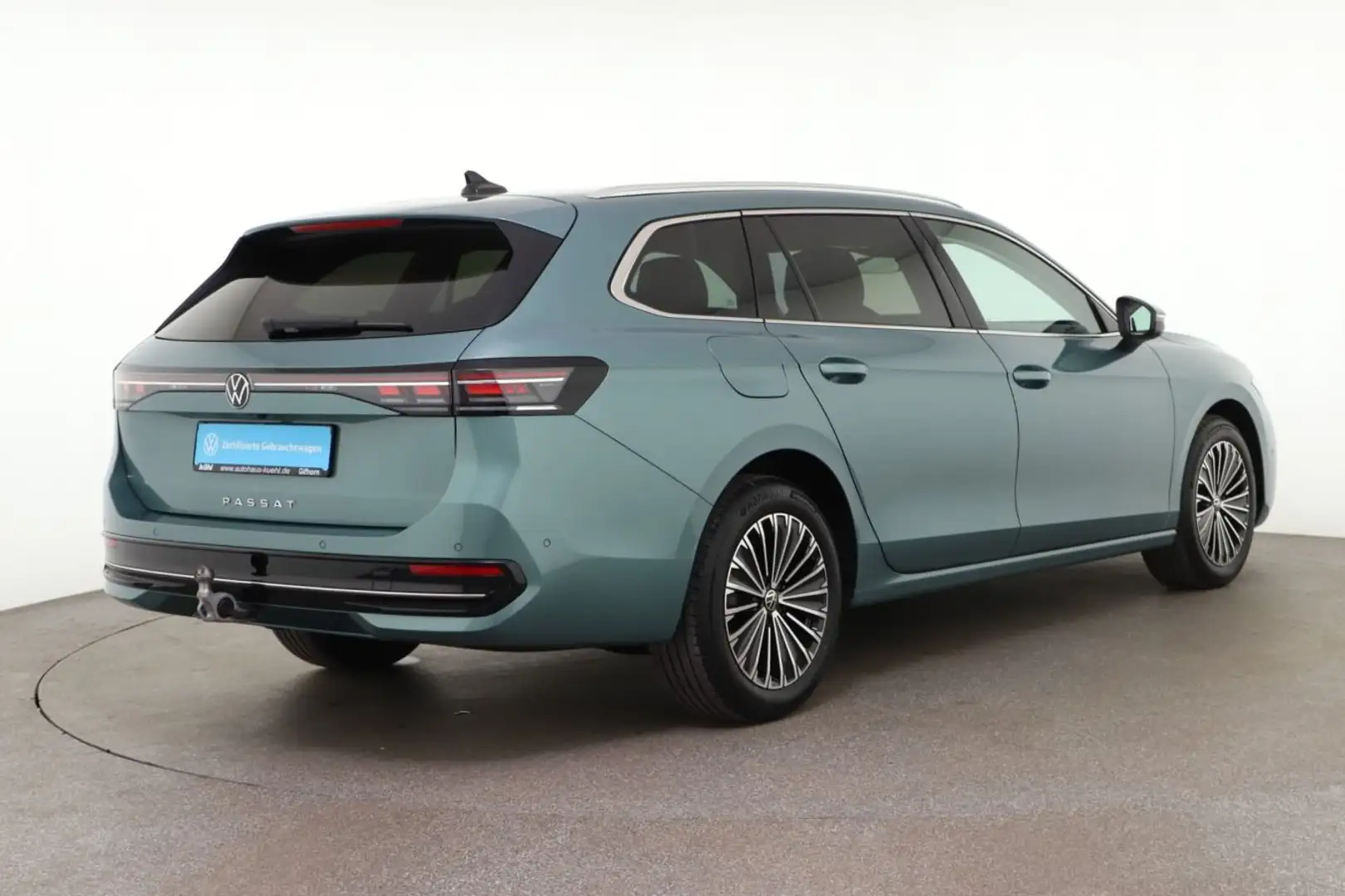 Volkswagen Passat Variant 2.0 TDI DSG Elegance IQ.Light Sta Grün - 2