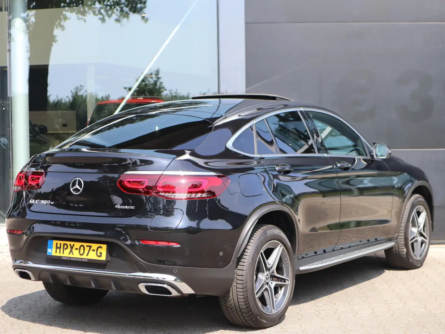 Mercedes-Benz GLC 300 Coupé 300e 4MATIC Premium Plus Zwart - 2