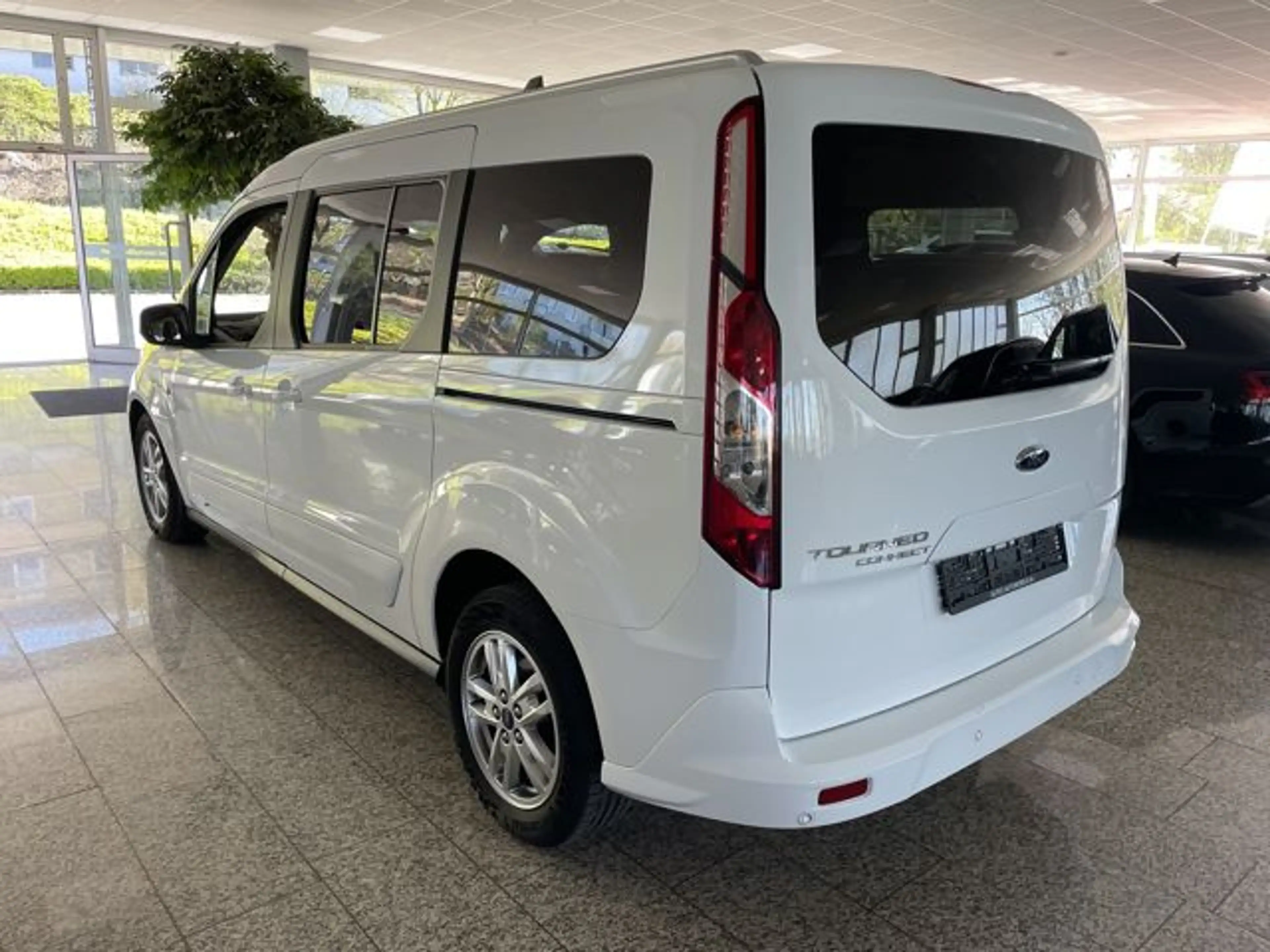 Ford Grand Tourneo Connect Titanium 1.5 TDCI 7-SITZER — photo 4