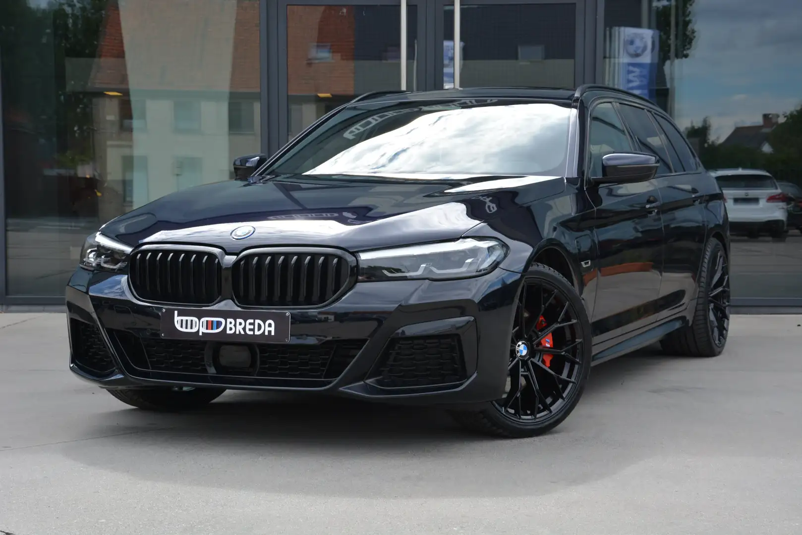 BMW 530 e xDrive Touring M-Sport/Adaptive Cruis/Trekh/Pano crna - 2