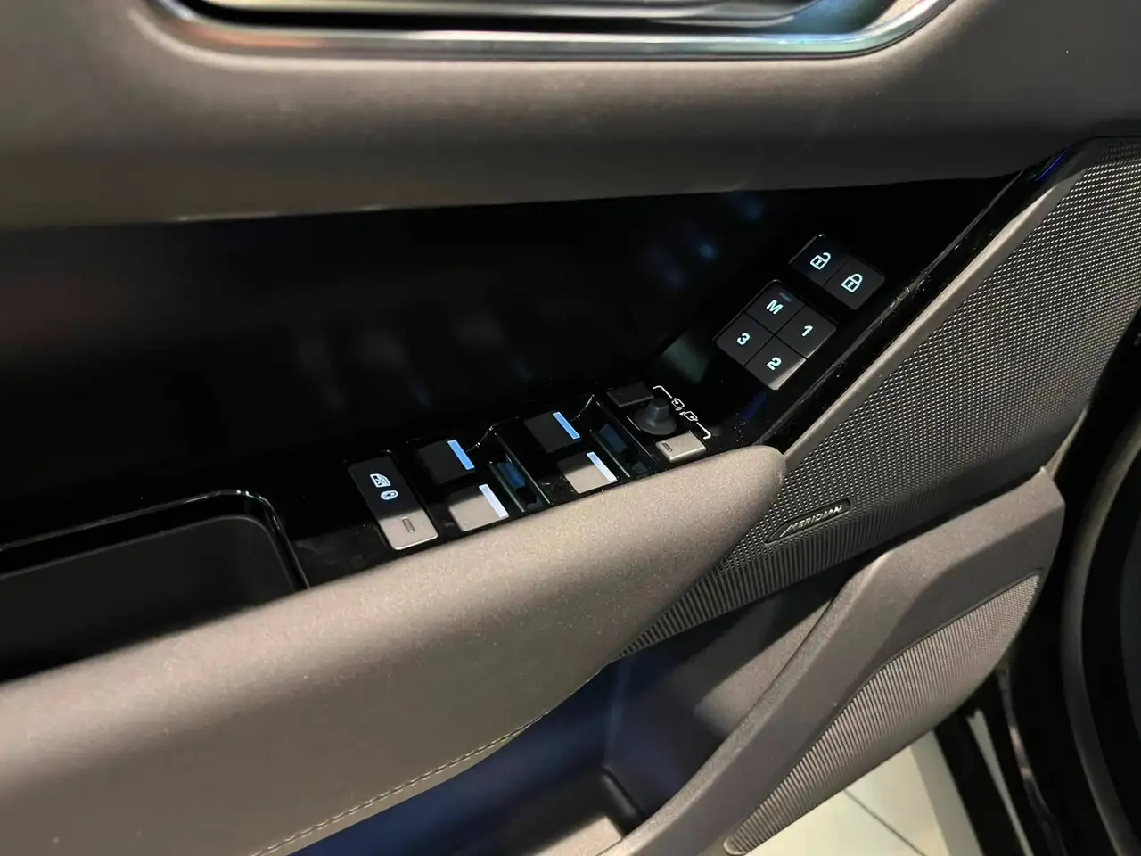 Land Rover Range Rover Velar 2026 — фото 12