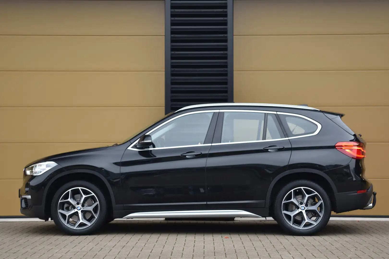 BMW X1 sDrive20i Orange Edition II * Head-up * Trekhaak * Zwart - 2